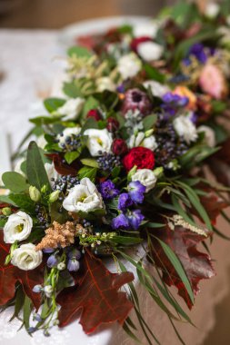 Düğün masasındaki vazoda bir buket çiçek..