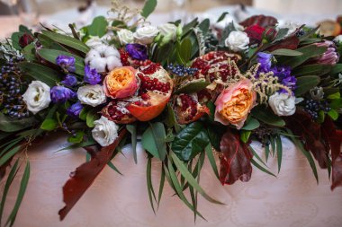 Düğün masasındaki vazoda bir buket çiçek..