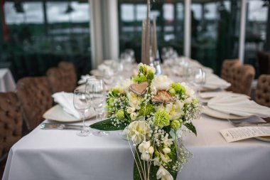 Düğün masasındaki vazoda bir buket çiçek..