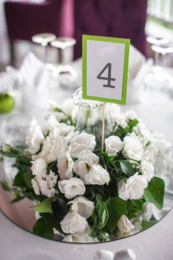 Düğün masasındaki vazoda bir buket çiçek..