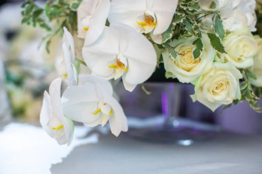 Düğün masasındaki vazoda bir buket çiçek..