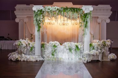 Düğün masasında vazodaki çiçek buketleri.