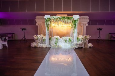 Düğün masasında vazodaki çiçek buketleri.