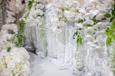 Düğün masasındaki vazoda bir buket çiçek..