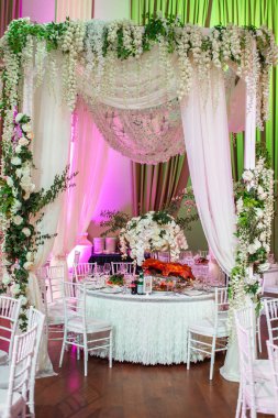 Düğün masasındaki vazoda bir buket çiçek..