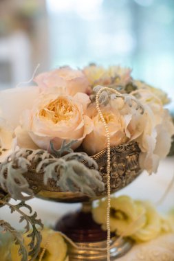 Düğün masasındaki vazoda bir buket çiçek..