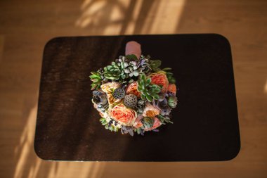 buket düğün ahşap bir masaya yatıyor.