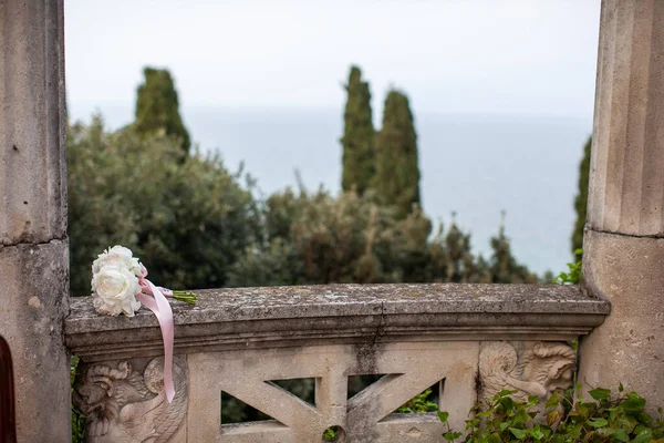 Wedding Bouquet Lies Garden Stone Column — Fotografia de Stock