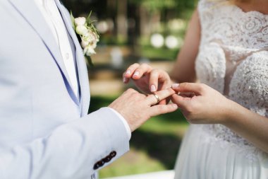 Gelin ve damat düğün töreninde yüzük alışverişi.