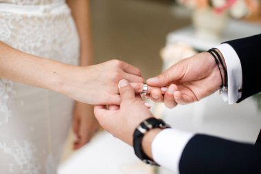 Gelin ve damat düğün töreninde yüzük alışverişi.