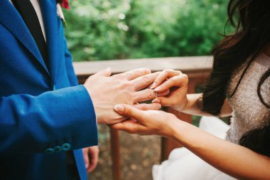 Gelin ve damat düğün töreninde yüzük alışverişi.