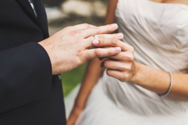 Gelin ve damat düğün töreninde yüzük alışverişi.