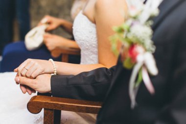 Gelin ve damat birbirlerinin ellerini tutun.