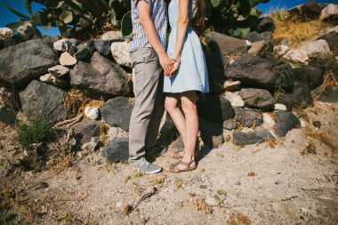 Gelin ve damat birbirlerinin ellerini tutun.