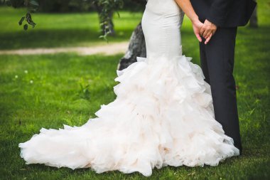 Gelin ve damat birbirlerinin ellerini tutun.