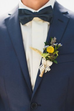 Elegant wedding boutonniere on the groom's suit.