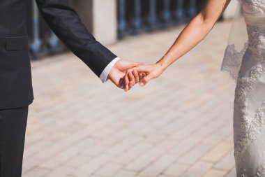 Gelin ve damat birbirlerinin ellerini tutun.