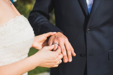 Gelin ve damat düğün töreninde yüzük alışverişi.