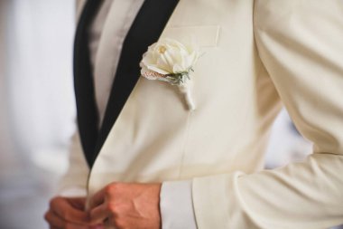 Elegant wedding boutonniere on the groom's suit.