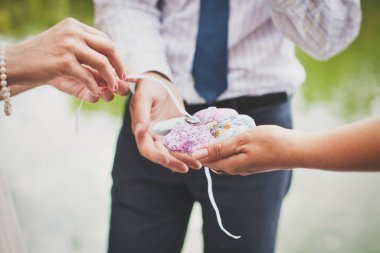 Gelin ve damat düğün töreninde yüzük alışverişi.