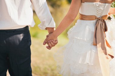 Gelin ve damat birbirlerinin ellerini tutun.