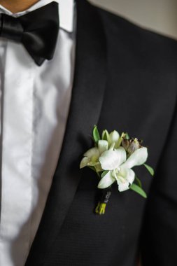 Elegant wedding boutonniere on the groom's suit.