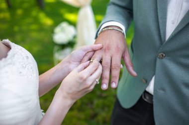 Gelin ve damat düğün töreninde yüzük alışverişi.