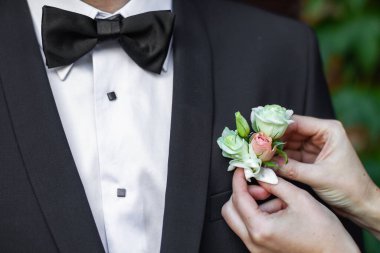 Elegant wedding boutonniere on the groom's suit.