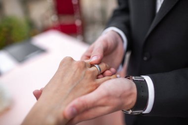 Gelin ve damat düğün töreninde yüzük alışverişi.