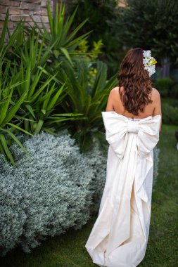 Bride in wedding dress posing in the garden.