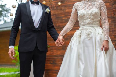 Gelin ve damat birbirlerinin ellerini tutun.