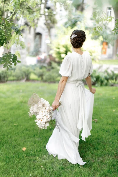 Bride Wedding Dress Posing Garden — Zdjęcie stockowe