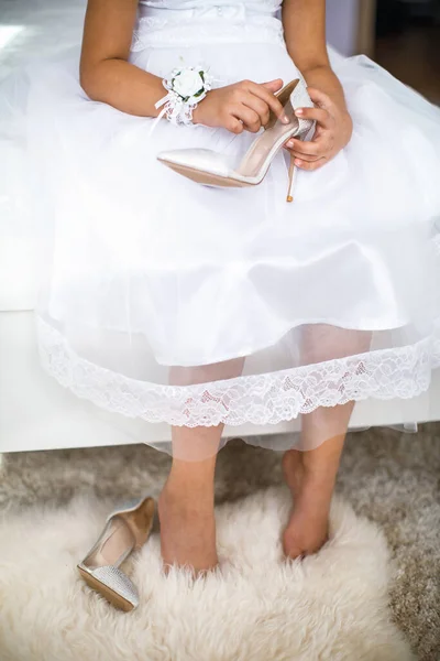Little Bridesmaid Holding Bride Shoes Her Hands — Stock fotografie