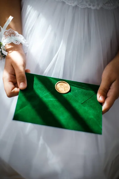 Little Bridesmaid Holding Wedding Envelope Her Hands — 图库照片
