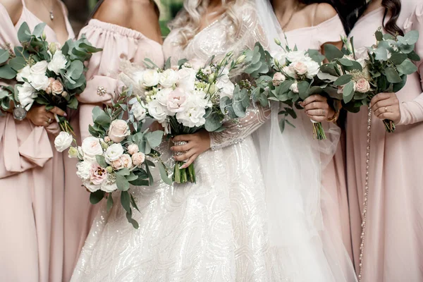 Bride Bridesmaids Flowers Stand Row — Foto de Stock