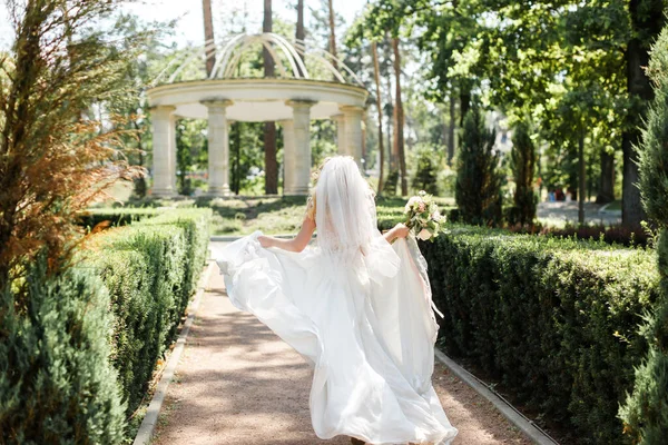 Наречена Весільній Сукні Позує Саду — стокове фото