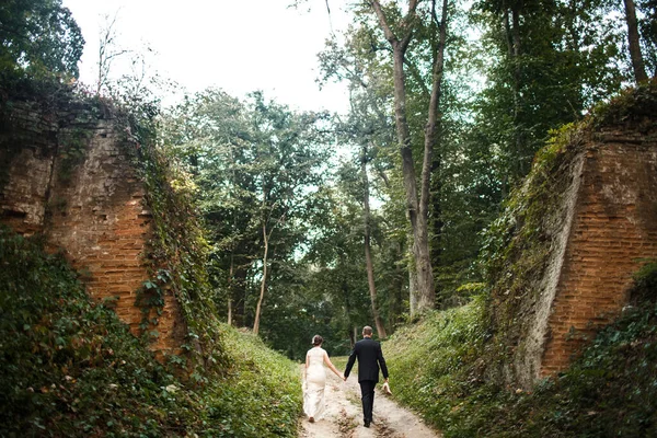Νύφη Και Γαμπρός Την Ημέρα Του Γάμου Τους — Φωτογραφία Αρχείου