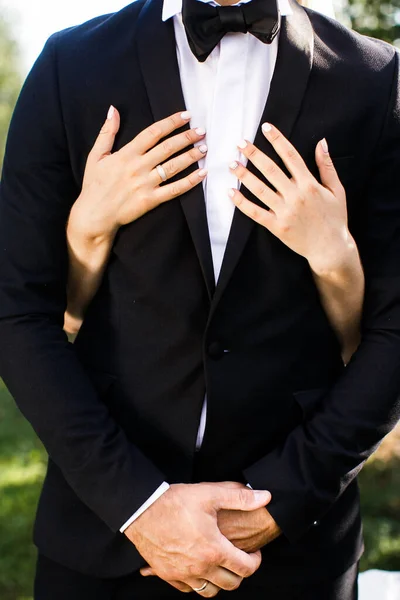 Eljegyzési Gyűrűt Ujját Menyasszony — Stock Fotó