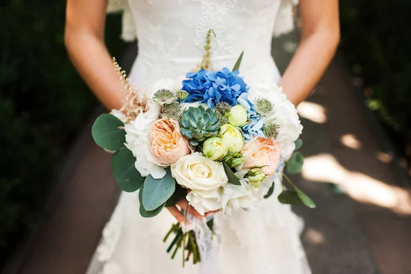 Bright Wedding Bouquet Hands Bride — Stock Photo, Image