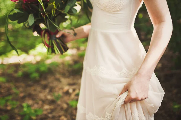 Green Wedding Bouquet Hands Bride — ストック写真