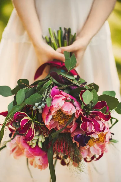 Bright Wedding Bouquet Hands Bride —  Fotos de Stock