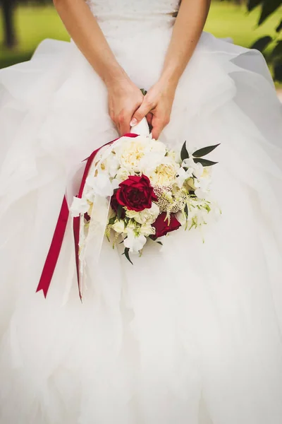 Bright Wedding Bouquet Hands Bride — Fotografia de Stock