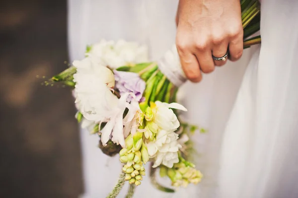Яркий Свадебный Букет Руках Невесты — стоковое фото