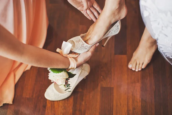 Bride Morning Wedding Preparations Bridesmaid Helping Shoes — Zdjęcie stockowe