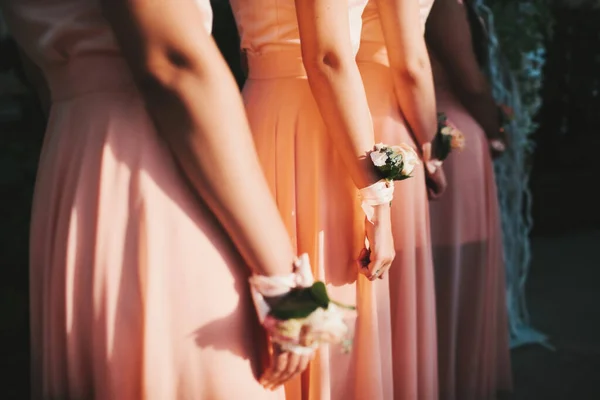 Bridesmaids Flowers Stand Wedding Ceremony — Fotografia de Stock