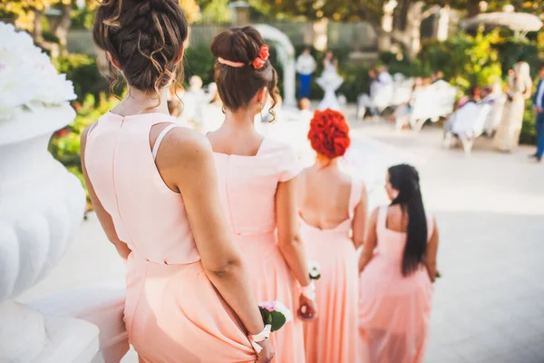 Bridesmaids Flowers Stand Wedding Ceremony — Stockfoto