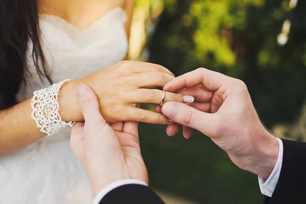 在婚礼上的新娘和新郎交换戒指 — 图库照片