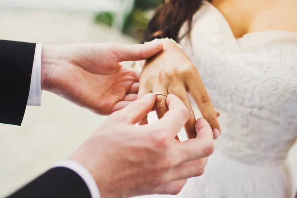 Νύφη Και Γαμπρός Ανταλλάξουν Δαχτυλίδια Κατά Την Τελετή Του Γάμου — Φωτογραφία Αρχείου