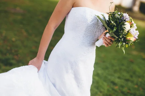 Bright Wedding Bouquet Hands Bride — Stockfoto