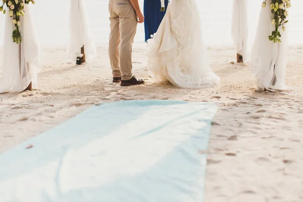 Noiva Noivo Stand Cerimônia Casamento — Fotografia de Stock